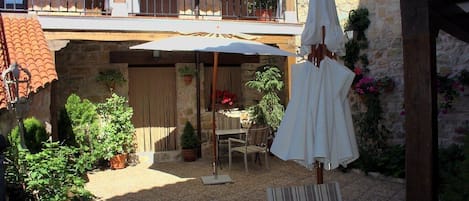 Petit déjeuner continental (6 EUR par personne)
