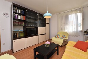 Apartment (A1) | Living room | TV - Apartment Varos (Primosten)