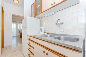 Eget kök | Kylskåp, mikrovågsugn, ugn och spishäll