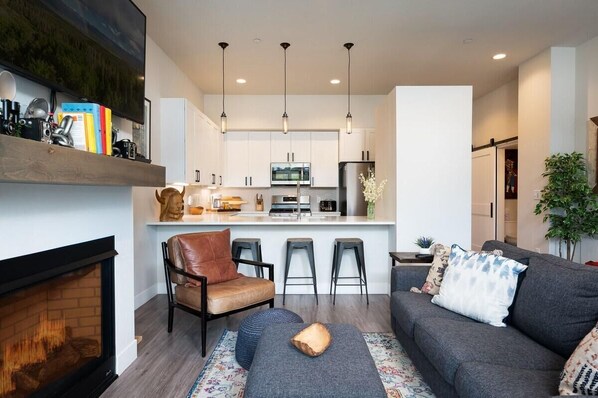 TV, fireplace