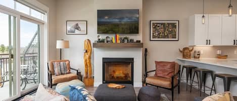 Televisión y chimenea