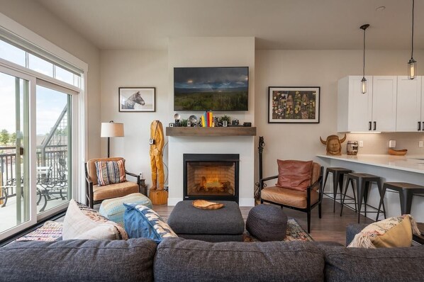 TV, fireplace