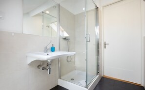 Shower, hair dryer, towels - Best Guest Porto Hostel (Porto)