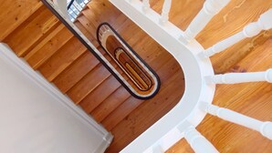 A wooden staircase with white balusters and a handrail. - Best Guest Porto Hostel (Porto)