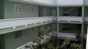 Un edificio de varios pisos con balcones y ventanas.
