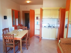 Studio (Monolocali Savonarola) | Living area | 32-inch flat-screen TV with digital channels