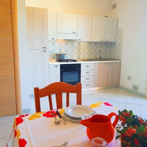 Apartment, 2 Schlafzimmer (Trilocale Savonarola) | Wohnbereich | 32-Zoll-Flachbildfernseher mit Digitalempfang