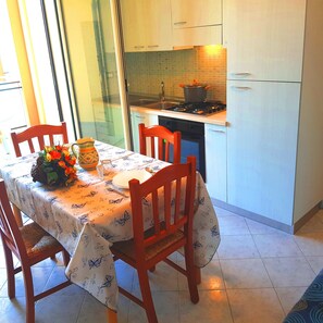 Apartamento, 1 habitación (Bilocali Savonarola) | Cocina básica privada | Frigorífico grande, horno, placa de cocina y utensilios de cocina