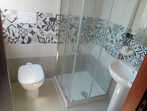 Apartment, 2 Bedrooms (Trilocali Dante 6+2 posti) | Bathroom