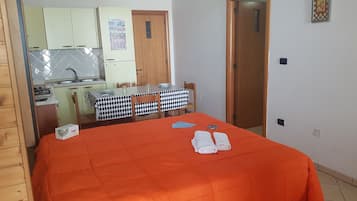 Geladeira grande, fogão, cooktop, talheres/pratos/utensílios de cozinha