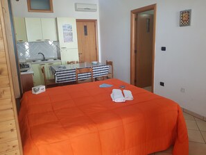 Full-size fridge, oven, stovetop, cookware/dishes/utensils - Appartamenti Pineta Lido (Gallipoli)