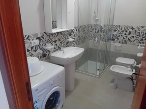 Apartment, 2 Bedrooms (Trilocali Dante 6+2 posti) | Bathroom | Shower, rainfall showerhead, bidet - Appartamenti Pineta Lido (Gallipoli)