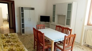 Apartment, 2 Bedrooms (Trilocali Dante 6 posti Piano terra) | Living area