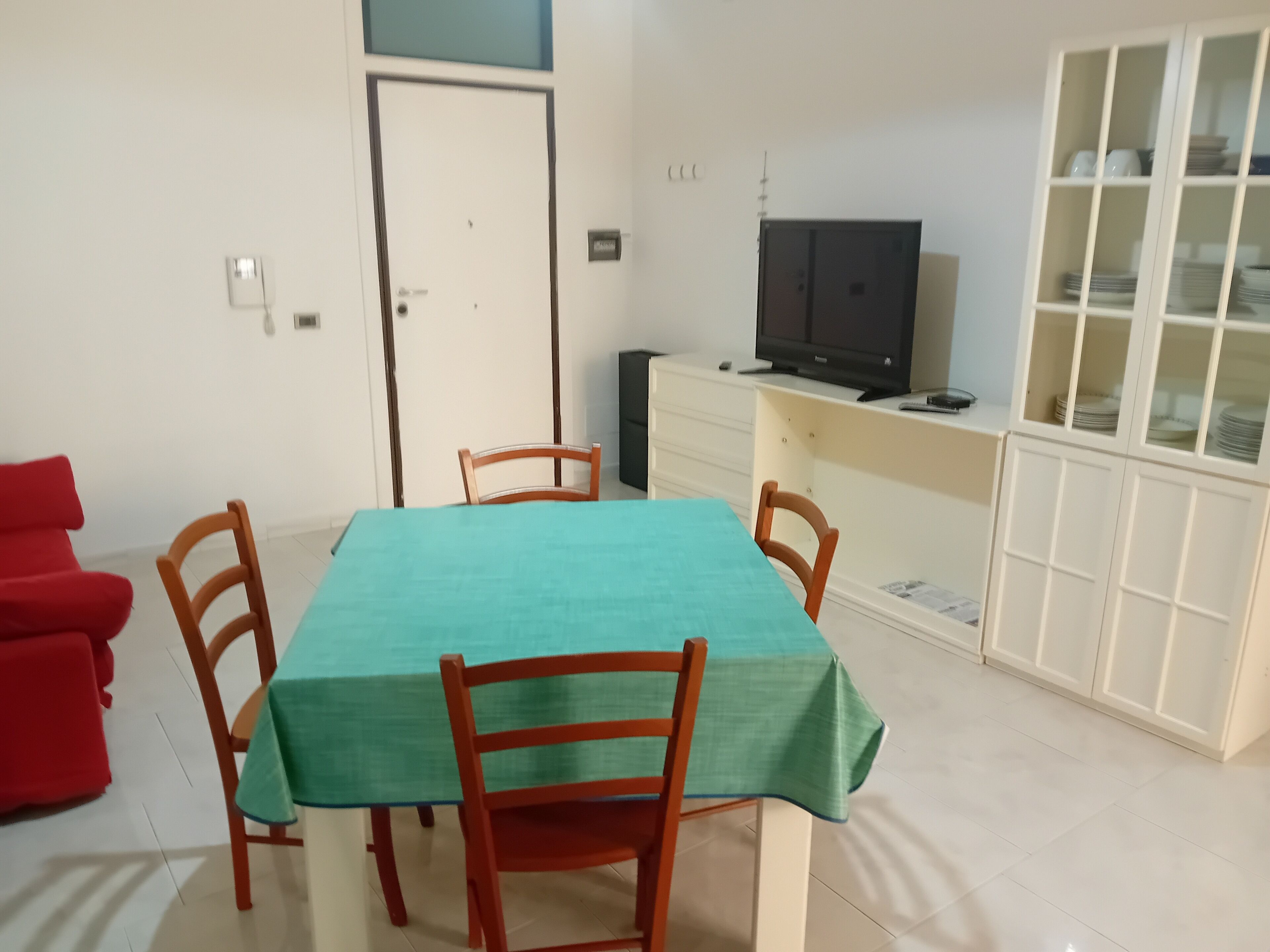 Appartamento, 2 camere da letto (Trilocali Baia Blu) | Area soggiorno | TV a schermo piatto 32 pollici con canali digitali, TV