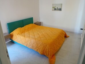 2 عدّة غرف نوم وملاءات أسرّة