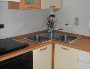 Apartemen, 2 kamar tidur (Trilocali Baia Blu) | Dapur pribadi | Lemari es besar, oven, kompor, dan peralatan masak/sendok-piring