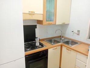 Departamento, 2 habitaciones (Trilocali Baia Blu) | Cocina privada | Refrigerador con congelador, horno y parrilla de estufa 