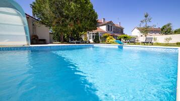 Indoor pool, seasonal outdoor pool, pool loungers