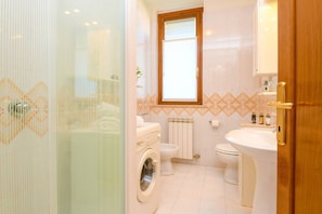 Shower, hair dryer, bidet, towels