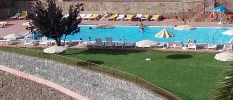 Piscine extérieure en saison