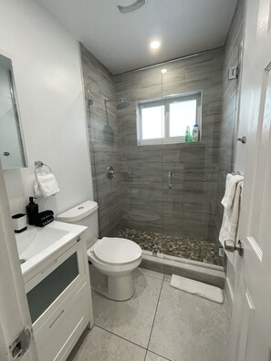 Douche, sèche-cheveux, serviettes fournies