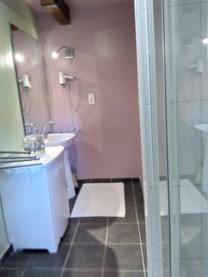 Phòng (Mont Noir) | Phòng tắm | Buồng tắm vòi sen, máy sấy tóc, khăn tắm, xà phòng