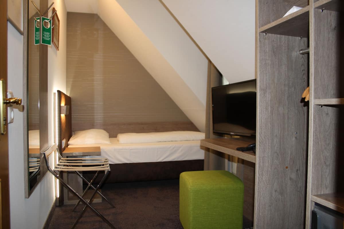 economy single room | 1 bedroom, minibar, individually decorated, individually furnished