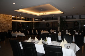 Breakfast, lunch and dinner served - Landhotel Geiselwind (Geiselwind)