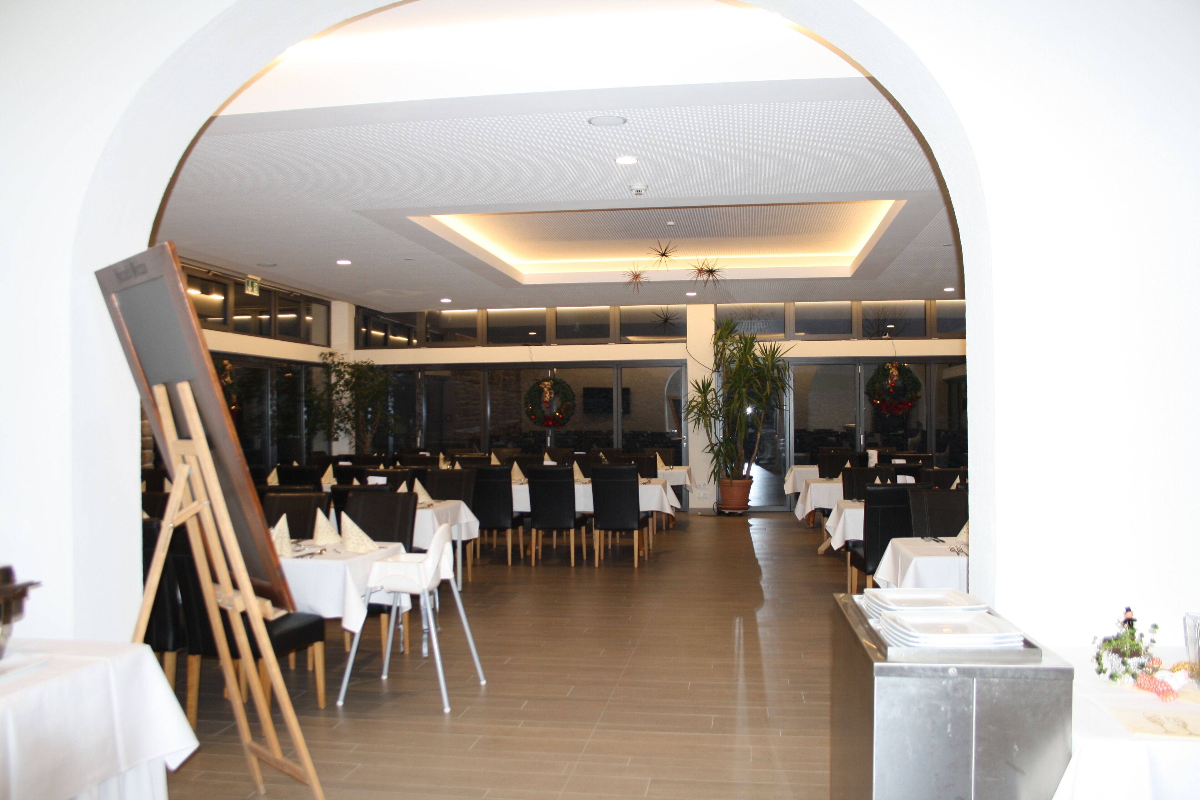 Petit déjeuner, déjeuner et dîner servis sur place, vue sur le jardin