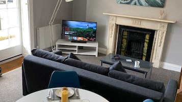 Apartemen, 2 kamar tidur | Area keluarga | Televisi layar datar 32-inci dengan saluran TV digital, TV, dan Netflix