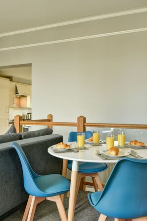 Appartement, 2 chambres | Repas dans la chambre