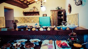 Un bufé de desayuno con diversas opciones de comida y un reloj en la pared.
