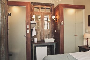 Deluxe Double or Twin Room | Minibar, in-room safe, desk, blackout drapes - Hotel Vila Nova Do Principe (Caetité)