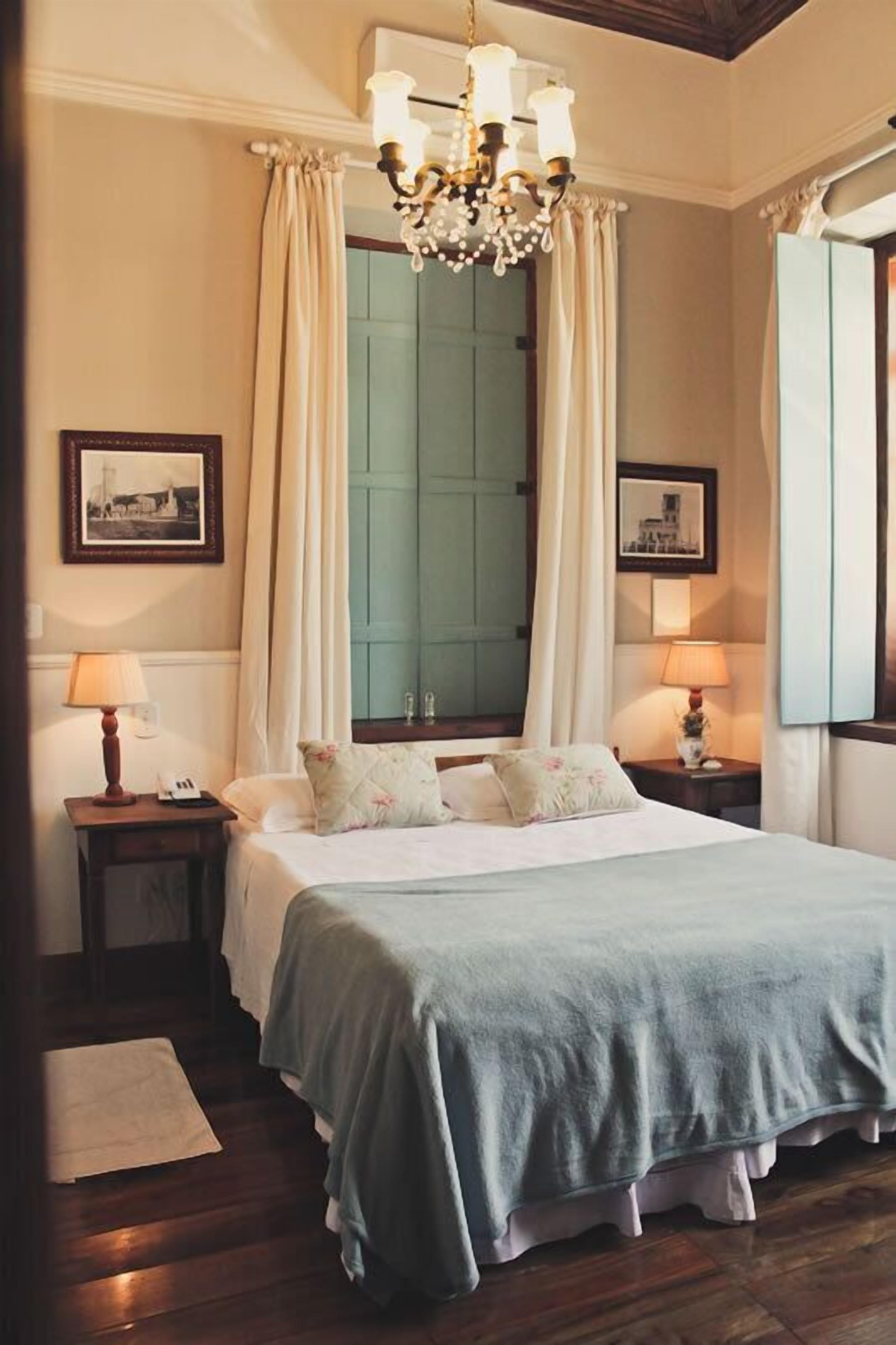 deluxe double or twin room | minibar, in-room safe, desk, blackout curtains