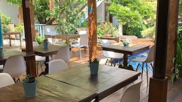 Bao gồm bữa sáng buffet hàng ngày