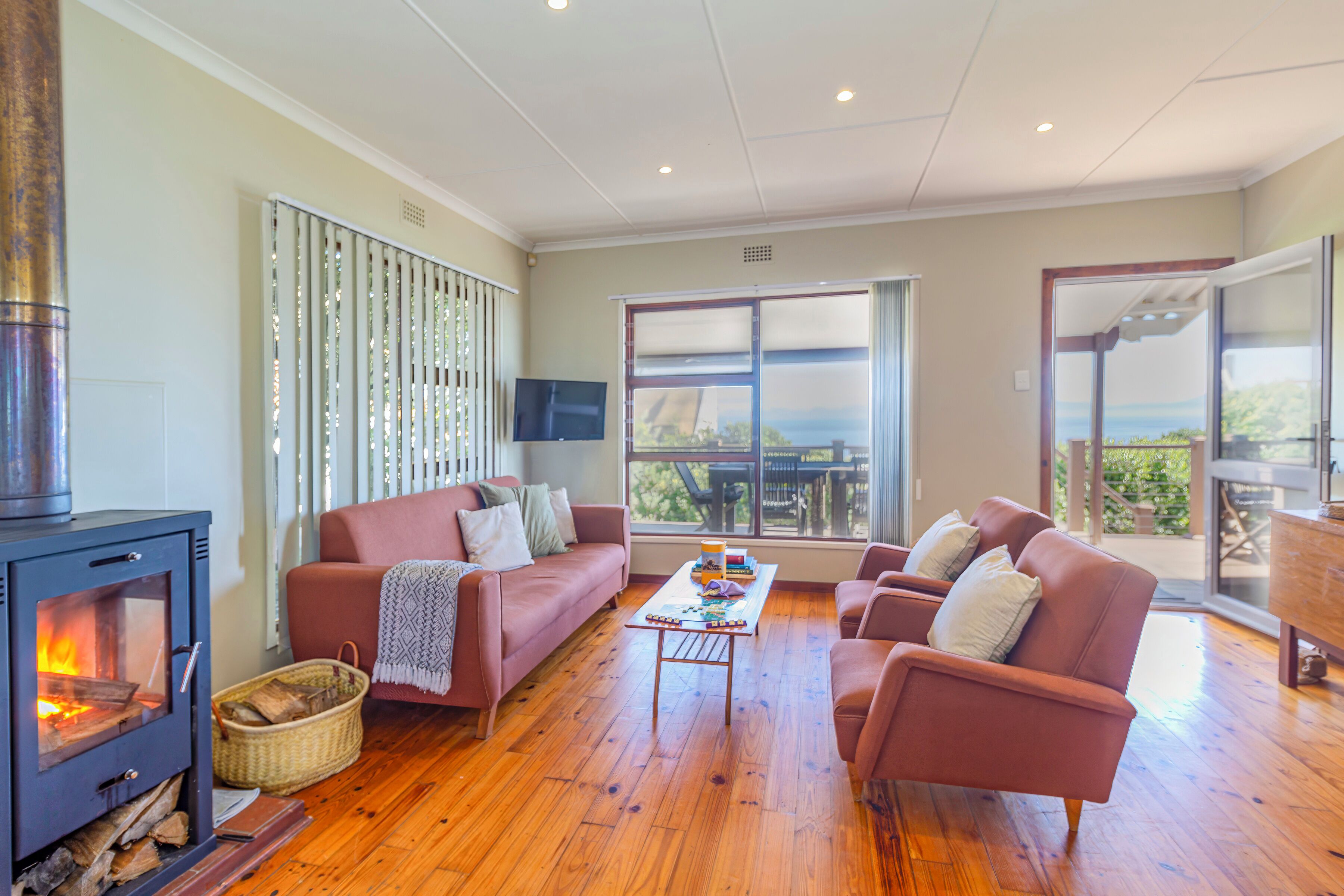 TV connectée, cheminée, livres, espaces bureaux