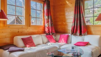 Flat-screen TV, fireplace, DVD player