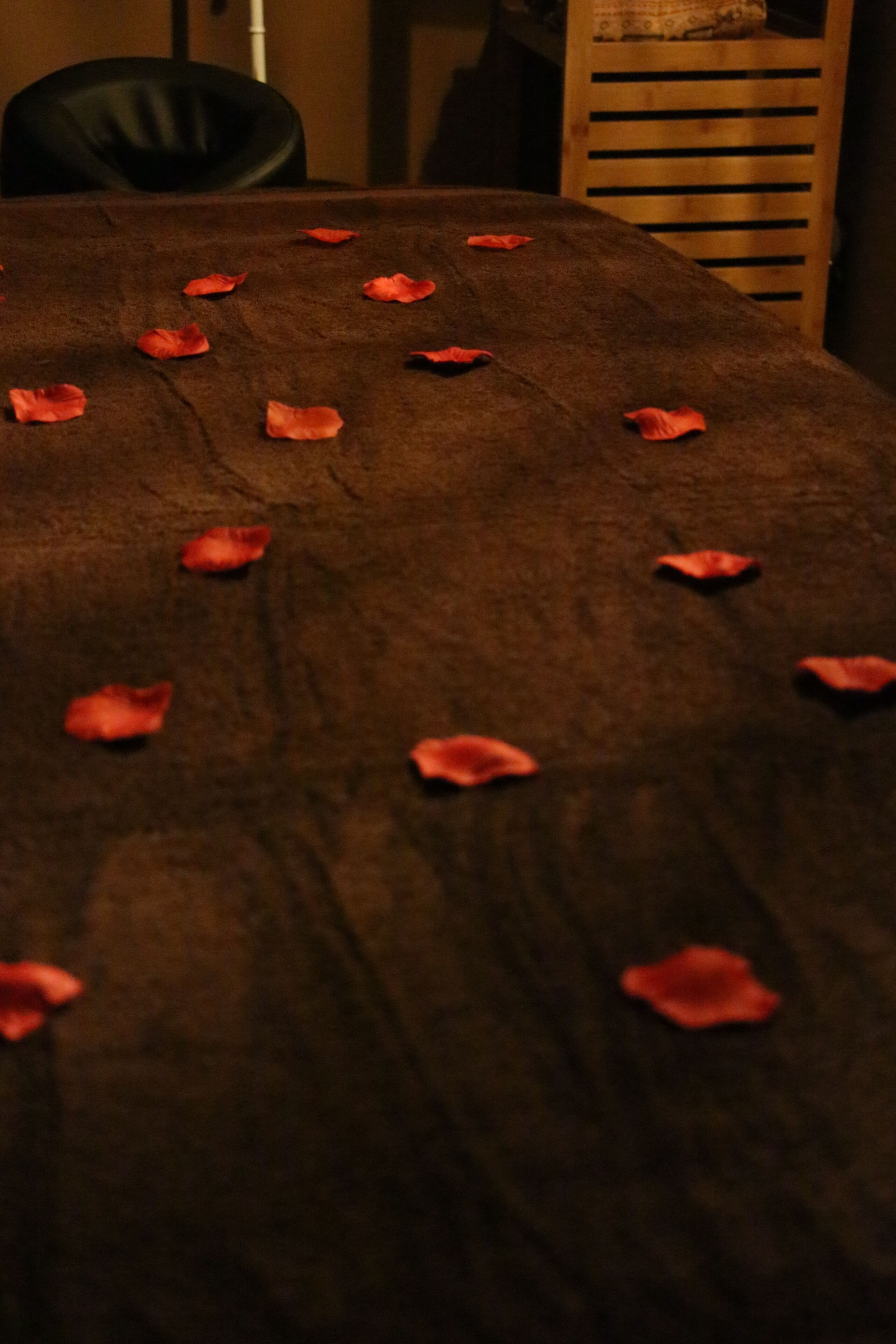 Ein Tisch, übersät mit Rosenblättern.