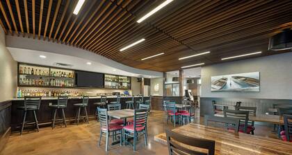 Best Western Plus Lakeview Hotel