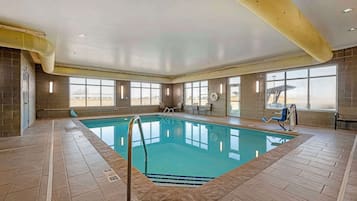 Inomhuspool med öppettider 06.00 till 22.00, och solstolar