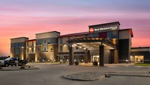 A Best Western PLUS hotel with a modern design, featuring a covered entrance and multiple floors. - Best Western Plus Lakeview Hotel (Madison)
