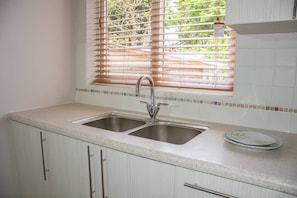 Kjøleskap, mikrobølgeovn, kokeplater og kaffetrakter/tekoker