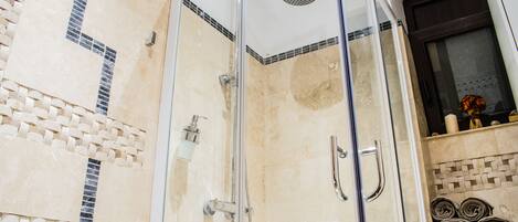 Shower, hair dryer, bidet, towels