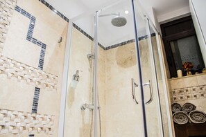 Shower, hair dryer, bidet, towels - ❤️ CityCenter Athenaeum Exquisite 1BD Apartment ❤��️ (Sector 1)