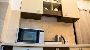 Refrigerador, microondas, parrilla de estufa y cafetera y tetera