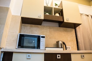 Réfrigérateur, micro-ondes, plaque de cuisson, cafetiÚre/bouilloire