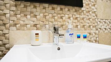 Regadera, secadora de cabello, bidet, toallas