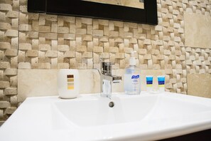 淋浴设施、吹风机、坐浴桶、毛巾