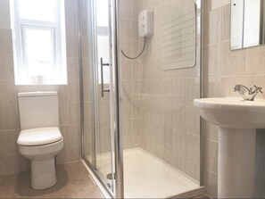 Appartement, 1 chambre | Salle de bain | Douche, articles de toilette gratuits, sèche-cheveux