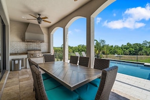 Outdoor dining - Masters Getaway: Private Pool, Arcade, Golf View, Near Disney (Four Corners)